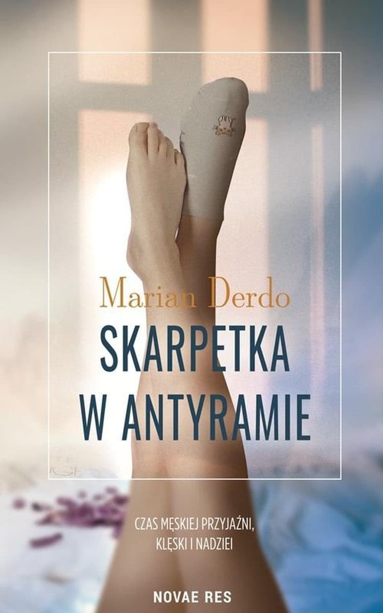 Skarpetka w antyramie Mariana Derdo oprawiona w ramkę