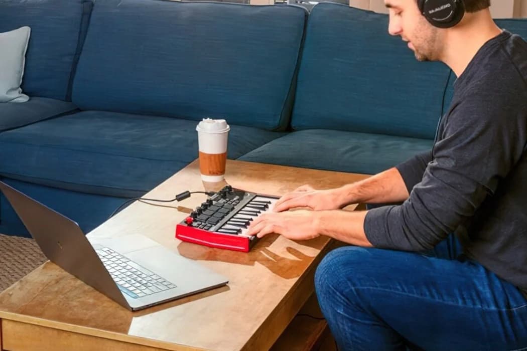 Mini klawiatura sterująca AKAI MPK MINI PLAY 3