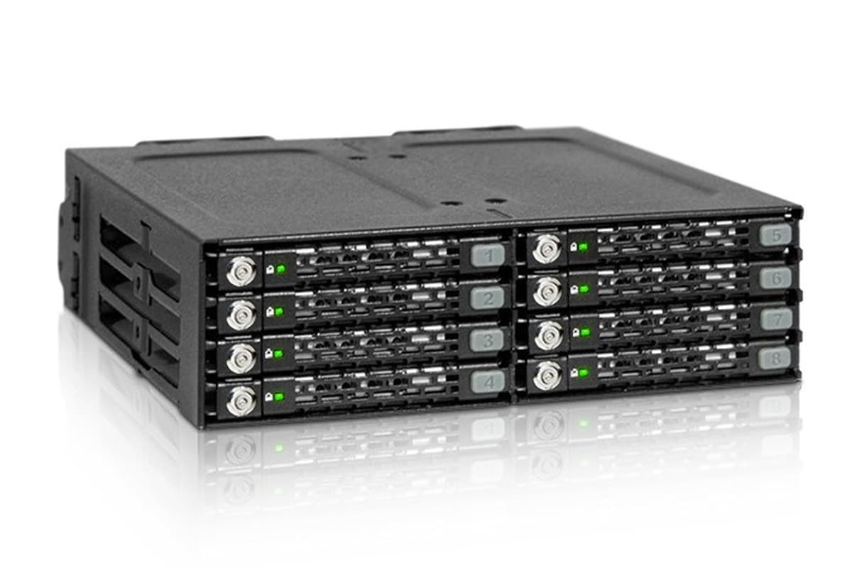 Płyta montażowa IcyDock 8x6,3cm SATA I-III w 1x5,25" z zamkami na klucze