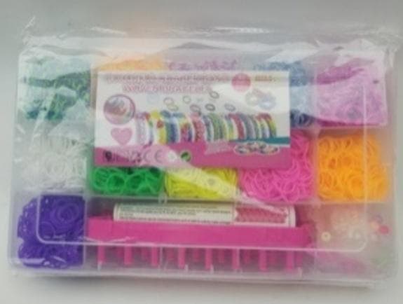 Zestaw kolorowych gumek na bransoletki ok. 4500 sztuk w plastikowym pudełku
